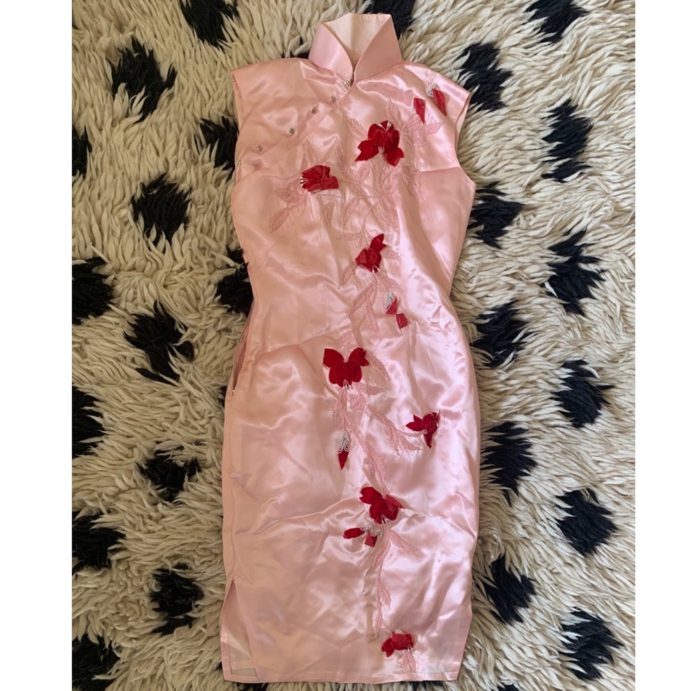 VINTAGE SLEEVELESS BEADED CHEONGSAM / CHINESE / ASIAN DRESS w/VELVET FLOWERS